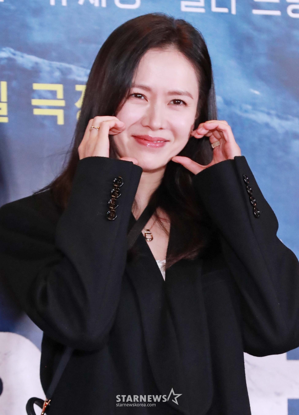 배우 손예진이 19일 오후 서울 CGV용산아이파크몰에서 진행된 영화 '하얼빈' VIP 시사회에 참석해 포즈를 취하고 있다. /2024.12.19 /사진=이동훈 photoguy@