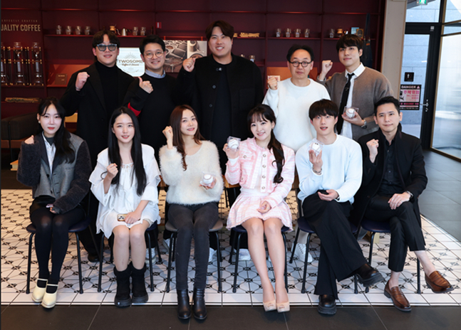 류현진(뒷줄 가운데)과 전시 참여 작가들. /사진=류현진재단 제공