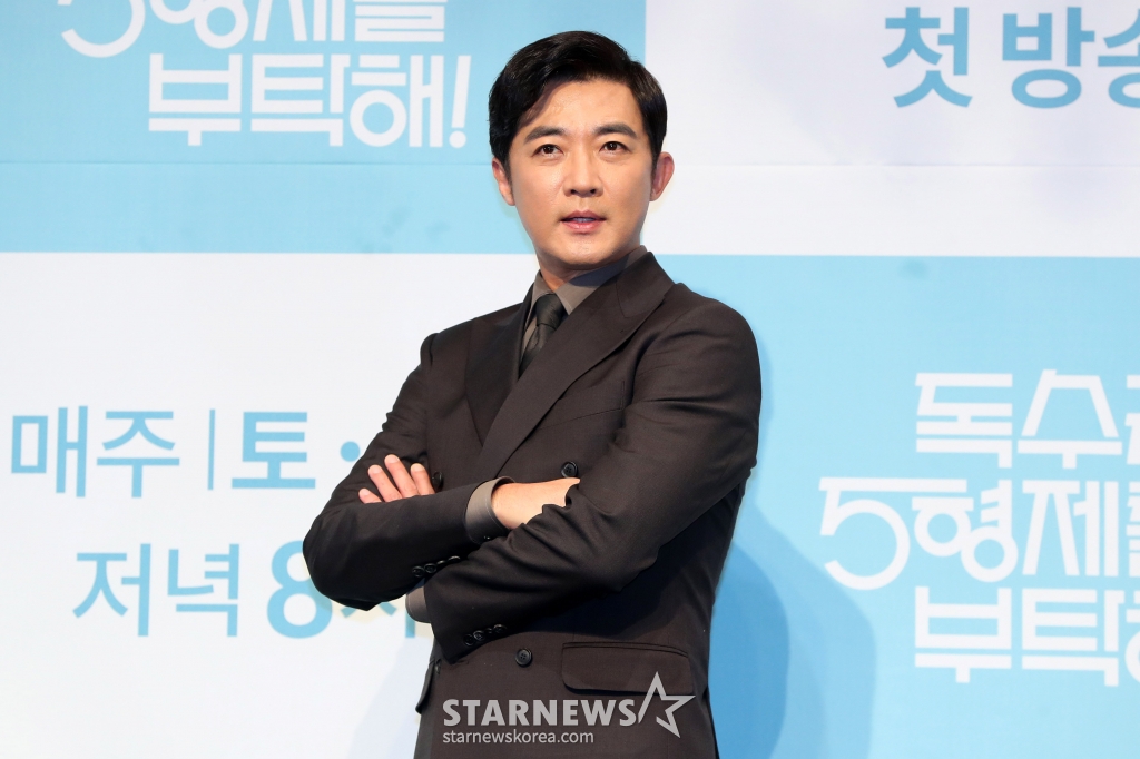 [서울=뉴시스] 김혜진 기자 = 배우 안재욱이 22일 오후 서울 구로구 라마다 신도림 호텔에서 열린 KBS2 새 주말드라마 '독수리 5형제를 부탁해!' 제작발표회에서 포즈를 취하고 있다.  '독수리 5형제를 부탁해!'는 오랜 전통의 양조장 독수리술도가의 개성 만점 5형제와 결혼 열흘 만에 남편의 갑작스러운 죽음으로 졸지에 가장이 된 맏형수가 빚어내는 잘 익은 가족 이야기를 그린 드라마다. 오는 2월 1일 첫 방송.  2025.01.22. jini@newsis.com /사진=김혜진