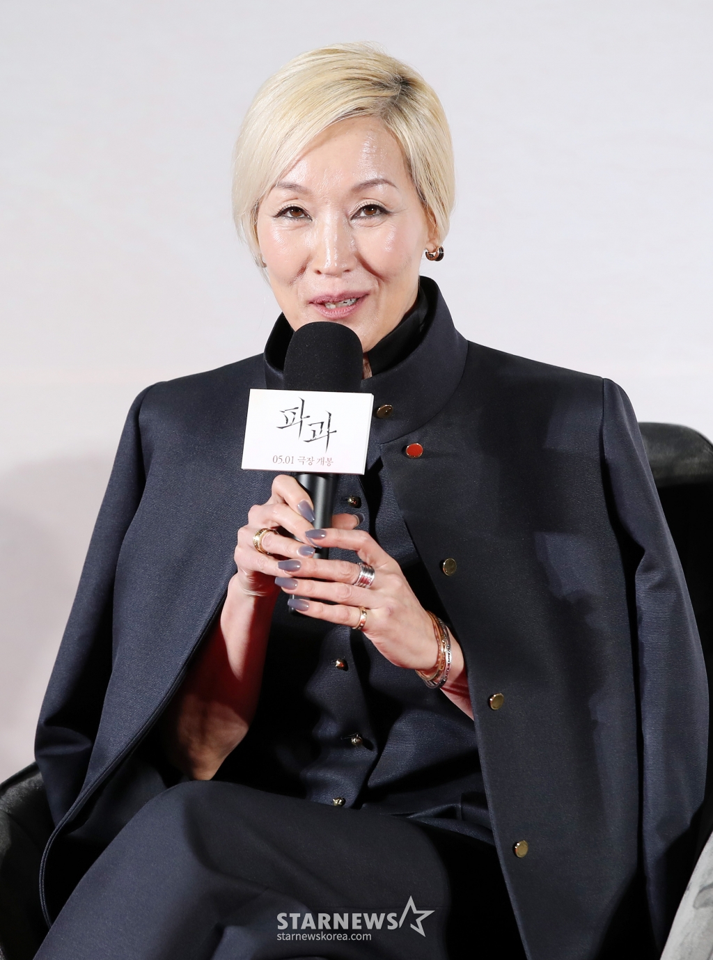 배우 이혜영이 27일 오전 서울 광진구 롯데시네마 건대입구에서 열린 영화 '파과'(감독 민규동) 제작보고회에 참석해 인사말을 하고 있다. '파과'는 바퀴벌레 같은 인간들을 처리하는 조직에서 40여 년간 활동한 레전드 킬러 조각(이혜영)과 평생 그를 쫓은 미스터리한 킬러 투우(김성철)의 강렬한 대결을 그린 액션 드라마다. 오는 5월 1일 개봉 예정. /2025.03.27 /사진=김휘선 hwijpg@