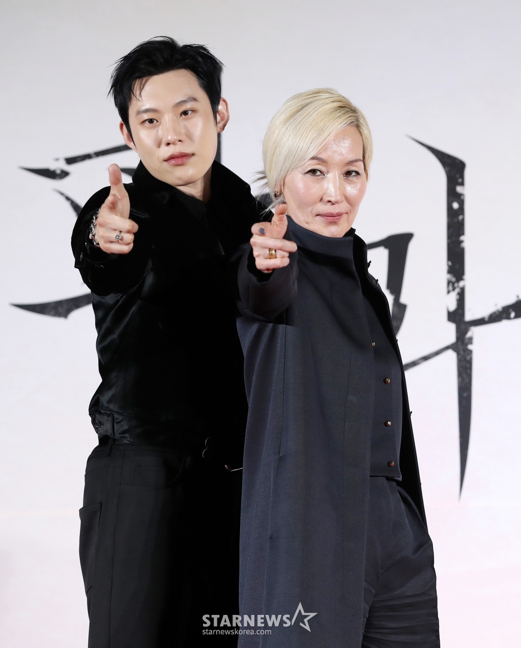 배우 김성철, 이혜영이 27일 오전 서울 광진구 롯데시네마 건대입구에서 열린 영화 '파과'(감독 민규동) 제작보고회에 참석해 포즈를 취하고 있다. '파과'는 바퀴벌레 같은 인간들을 처리하는 조직에서 40여 년간 활동한 레전드 킬러 조각(이혜영)과 평생 그를 쫓은 미스터리한 킬러 투우(김성철)의 강렬한 대결을 그린 액션 드라마다. 오는 5월 1일 개봉 예정. /2025.03.27 /사진=김휘선 hwijpg@