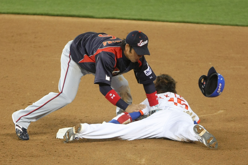 2009 WBC에서 2루 도루를 시도하던 이용규(오른쪽)과 부딪히던 모습./AFPBBNews=뉴스1