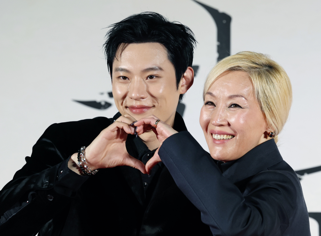 (서울=뉴스1) 권현진 기자 = 배우 김성철과 이혜영(오른쪽)이 27일 오전 서울 광진구 자양동 롯데시네마 건대입구점에서 열린 영화 '파과' 제작보고회에 참석해 포즈를 취하고 있다. ‘파과’는 바퀴벌레 같은 인간들을 처리하는 조직에서 40여 년간 활동한 레전드 킬러 ‘조각’(이혜영 분)과 평생 그를 쫓은 미스터리한 킬러 ‘투우’(김성철 분)의 강렬한 대결을 그린 액션 드라마다. 2025.3.27/뉴스1 Copyright © 뉴스1. All rights reserved. 무단 전재 및 재배포, AI학습 이용 금지. /사진=(서울=뉴스1) 권현진 기자
