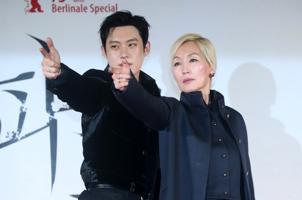 [서울=뉴시스] 김혜진 기자 = 배우 김성철(왼쪽), 이혜영이 27일 오전 서울 광진구 롯데시네마 건대입구에서 열린 영화 '파과'(감독 민규동) 제작보고회에서 포즈를 취하고 있다.  '파과'는 바퀴벌레 같은 인간들을 처리하는 조직에서 40여 년간 활동한 레전드 킬러 조각(이혜영)과 평생 그를 쫓은 미스터리한 킬러 투우(김성철)의 강렬한 대결을 그린 액션 드라마다. 오는 5월 1일 개봉 예정. 2025.03.27. jini@newsis.com /사진=김혜진