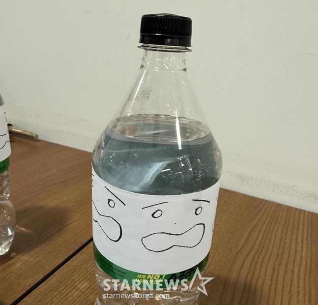 사이다 라벨에 최원태의 표정을 흉내낸 그림이 그려져있다. /사진=양정웅 기자