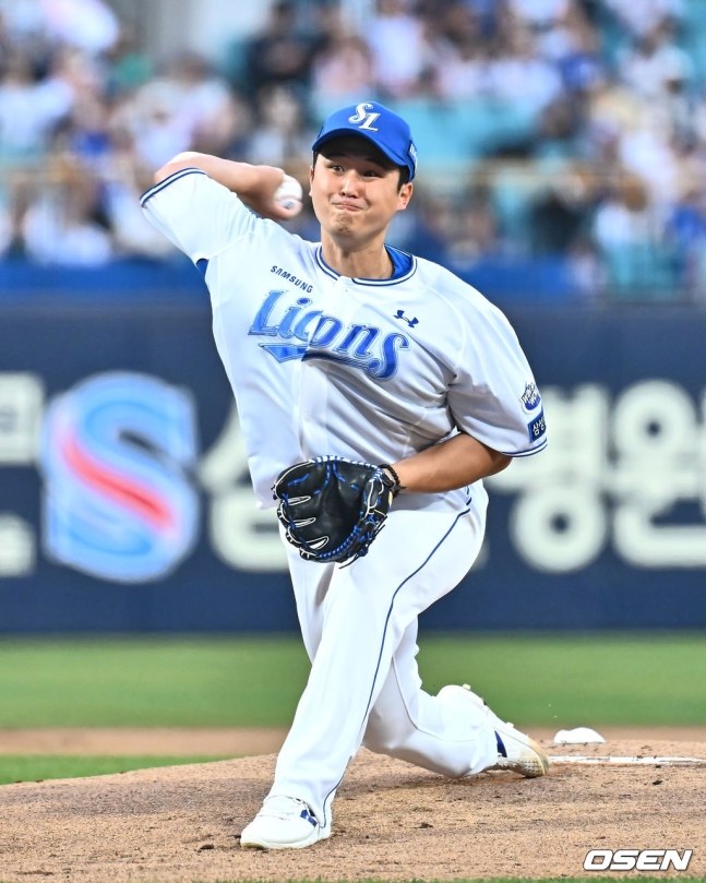 삼성 최원태가 25일 대구 NC전에서 역투하고 있다.