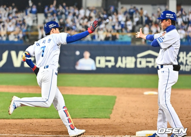삼성 이재현(왼쪽)이 3회말 동점 솔로홈런을 기록하고 1루 베이스를 돌고 있다.