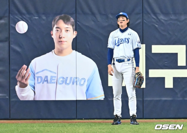 삼성 구자욱이 7회초 도태훈에게 3루타를 내준 후 허탈한 표정을 짓고 있다.