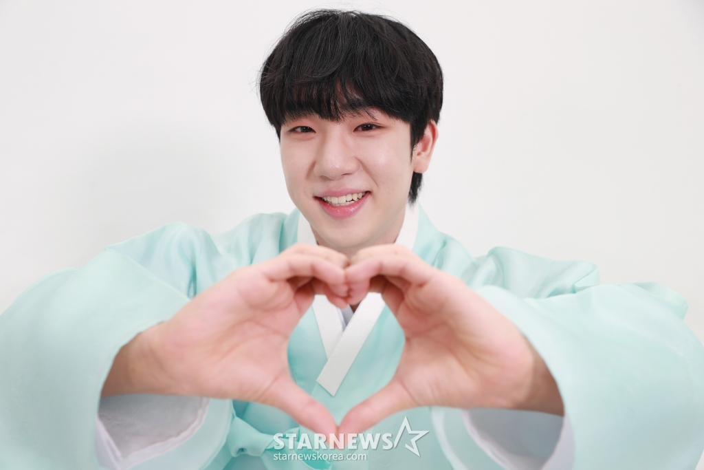 '미스터트롯2'를 통해 아기처럼 뽀얀 피부로 '밀크보이'라는 수식어를 얻은 가수 최수호가 민족대명절 추석을 맞아 진행된 본지와의 인터뷰를 위해 포즈를 취하고 있다. /2024.09.17 /사진=이동훈