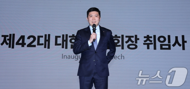 유승민 제42대 대한체육회장이 27일 서울 용산구 그랜드 하얏트 호텔에서 열린 취임식에서 취임사를 하고 있다. /사진=뉴스1