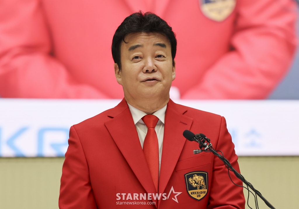 [서울=뉴시스] 김근수 기자 =  백종원 더본 코리아 대표이사가 6일 서울 여의도 한국거래소 홍보관에서 열린 더본 코리아 상장식에서 기념사를 하고 있다. 2024.11.06. ks@newsis.com /사진=김근수