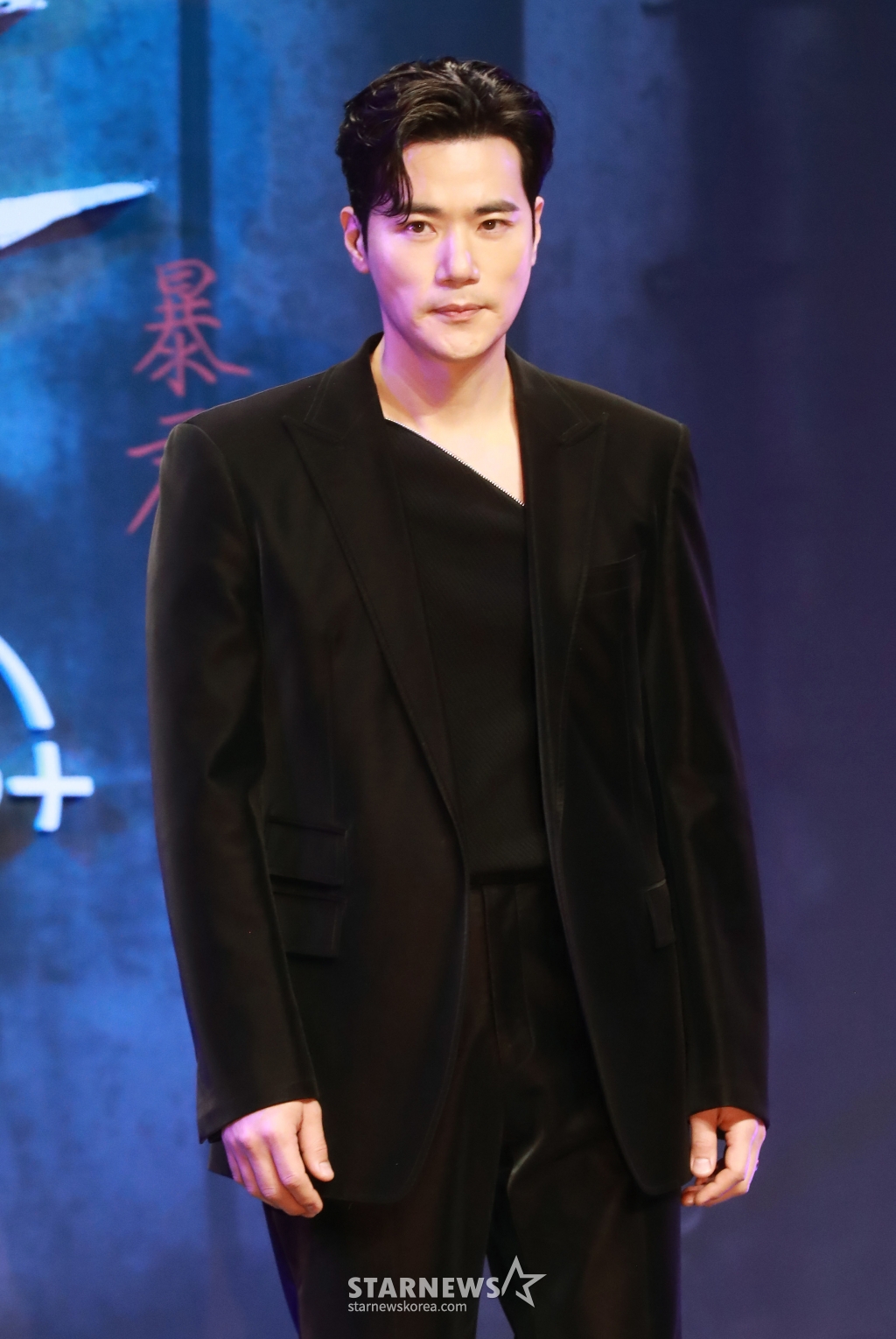 배우 김강우가 15일 오전 서울 그랜드 인터컨티넨탈 서울 파르나스 호텔에서 진행된 디즈니+ 오리지널 시리즈 '폭군' 제작보고회에 참석해 포즈를 취하고 있다. ‘폭군 프로그램’의 마지막 샘플이 배달사고로 사라진 후 각기 다른 목적으로 그것을 차지하기 위해 모여든 사람들이 서로 쫓고 쫓기게 되는 이야기를 그린 추격 액션 스릴러 '폭군'은 8월 14일 공개된다. /2024.07.15 /사진=이동훈