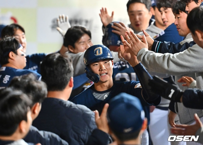 NC 김주원(가운데)이 27일 대구 삼성전에서 8회초 득점한 후 동료들의 축하를 받고 있다.