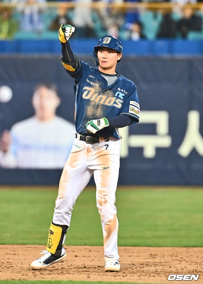 NC 김주원이 9회초 3타점 2루타를 기록한 뒤 세리머니를 하고 있다.