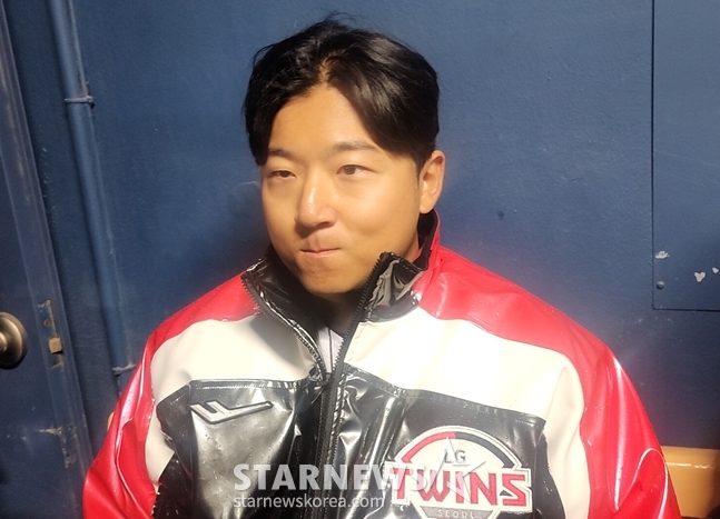 27일 경기 직후 인터뷰에 임하고 있는 송승기. /사진=박수진 기자