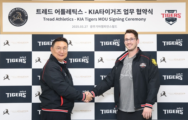 KIA 타이거즈 심재학(왼쪽) 단장과 트레드 어틀레틱스 코안 맥알파인 대표이사가 27일 광주 KIA 구단 사무실에서 악수하고 있다. /사진=KIA 타이거즈 제공