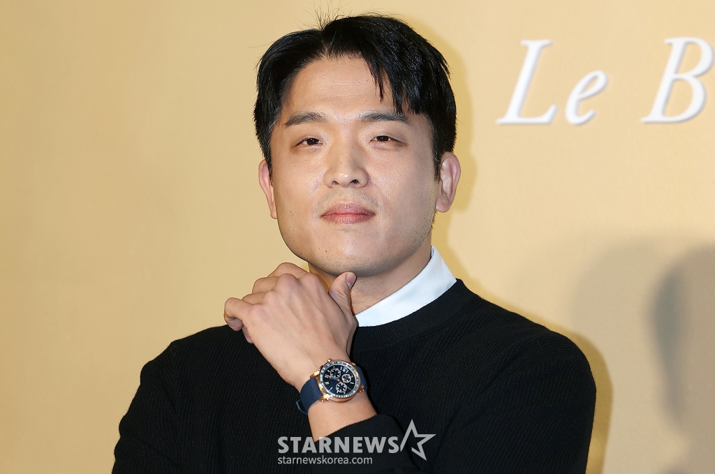 (서울=뉴스1) 김진환 기자 = 안성재 셰프가 22일 오후 서울 성동구 성수동에서 열린 스위스 고급 시계 브랜드 오데마 피게 AP 플래그십 그랜드 오프닝 행사에 참석해 포즈를 취하고 있다. 2024.11.22/뉴스1 Copyright © 뉴스1. All rights reserved. 무단 전재 및 재배포, AI학습 이용 금지. /사진=(서울=뉴스1) 김진환 기자