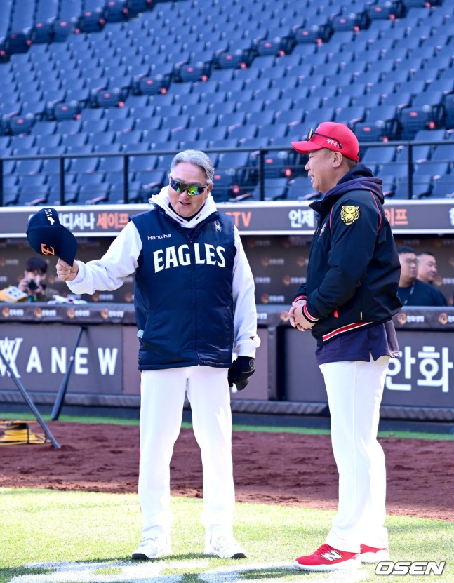 KIA 이범호 감독(오른쪽)이 28일 대전 한화생명 볼파크에서 열릴 2025 KBO 리그 정규시즌 경기를 앞두고 한화 김경문 감독과 이야기를 나누고 있다.