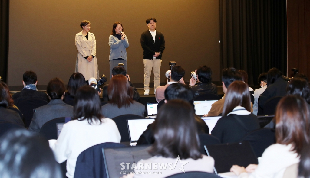 서혜진, 황인영 크레아 스튜디오 대표, 용석인 PD가 25일 서울 마포구 스탠포드호텔에서 MBN 오디션 '언더피프틴' 긴급 제작보고회에서 발언하고 있다. 만 15세 이하만 참여하는 '언더피프틴'은 짙은 화장과 다소 노출이 있는 의상을 입은 참가자 사진들이 문제가 돼 미성년자 성상품화 논란에 휘말렸다. '언더피프틴' 제작진은 첫 방송이 공개되지 않은 시점에서 긴급 제작보고회를 열었지만 논란의 소지를 잠식시킬 수 있을지 미지수이다. /2025.03.25 /사진=김휘선 hwijpg@