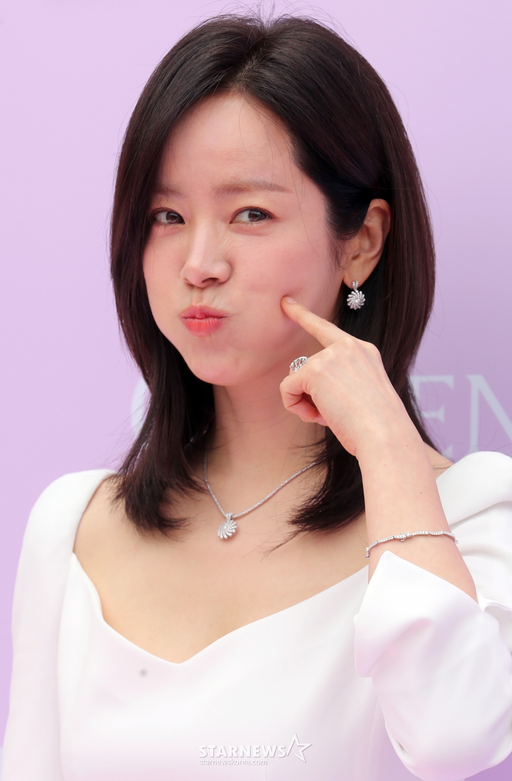배우 한지민이 25일 오전 서울 성동구 성수동에서 열린 주얼리 브랜드 팝업 스토어 오픈 행사에 참석해 포즈를 취하고 있다. 2024.04.25 /사진=임성균