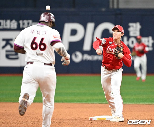 5회말 수비에서 악송구를 범하고 있는 SSG 박성한(오른쪽).