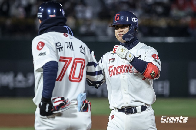 롯데 김민성(오른쪽)이 28일 사직 KT전에서 안타를 기록한 뒤 세리머니를 하고 있다. /사진=롯데 자이언츠 제공