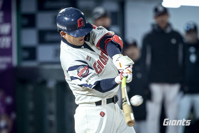 롯데 김민성이 28일 사직 KT전에서 안타를 기록하고 있다. /사진=롯데 자이언츠 제공