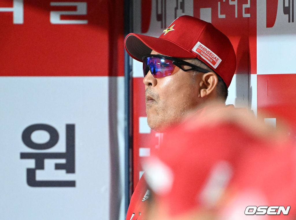 29일 키움전을 지켜보고 있는 이숭용 SSG 감독.