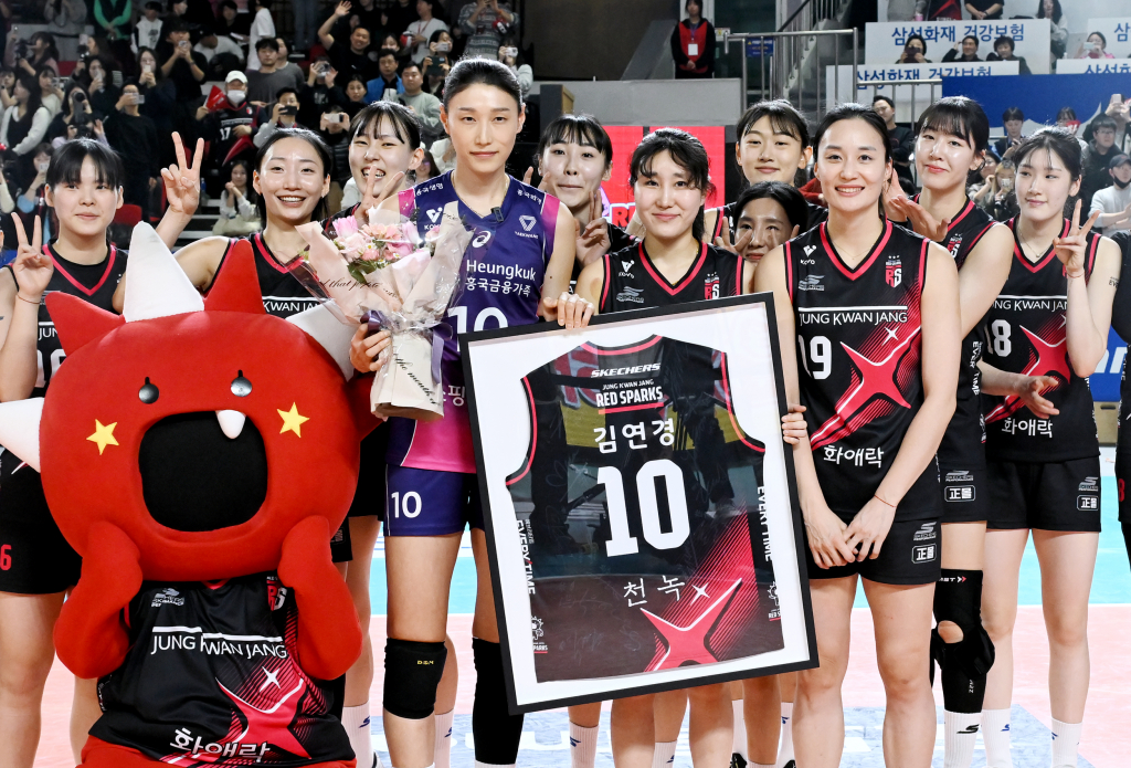 김연경 은퇴 투어 중 기념 사진을 찍는 정관장 선수들. 김연경 10번 유니폼 위 염혜선. /사진=한국배구연맹(KOVO) 제공
