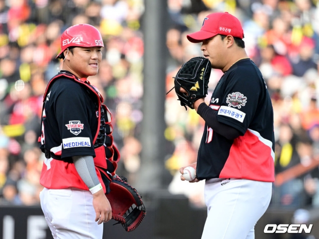 KIA 조상우(오른쪽)가 29일 대전 한화전 8회말 등판해 한준수와 이야기를 나누고 있다.