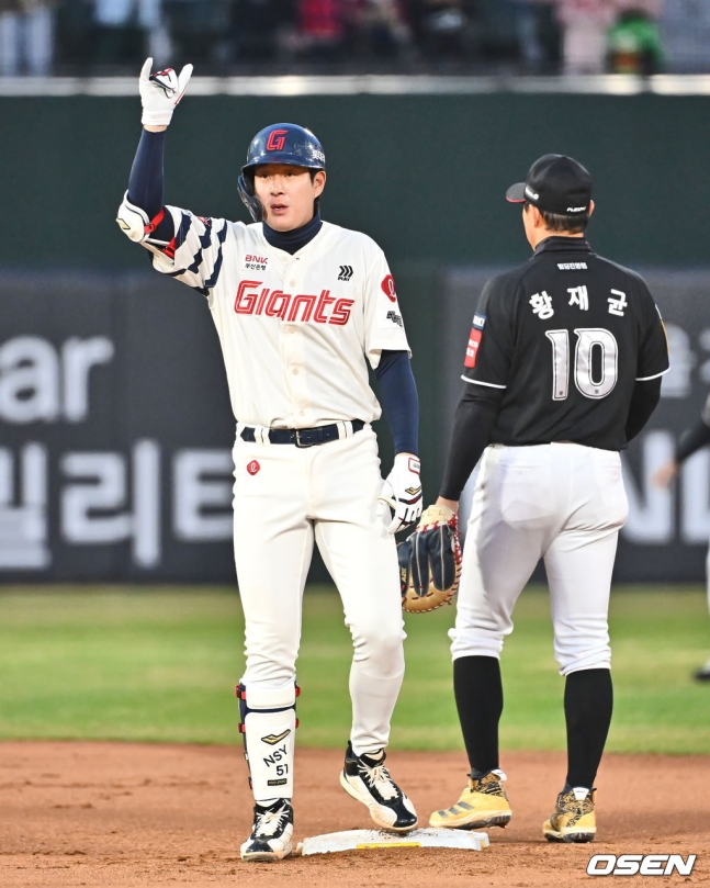 롯데 나승엽이 29일 사직 KT전에서 6회말 2루타를 터트리고 2루 베이스에 안착했다.