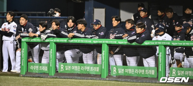 침울하게 경기를 지켜보는 두산 선수들.