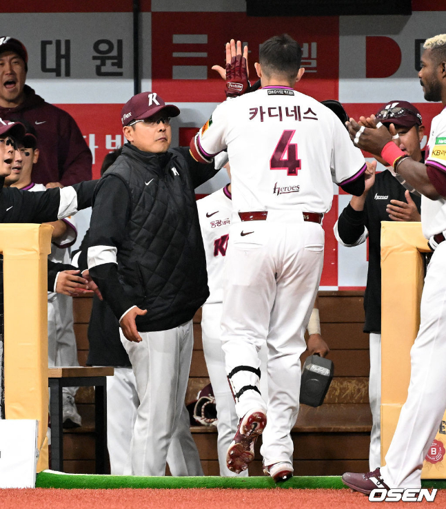 29일 SSG전 4회말 동점 홈런을 날린 카디네스(오른쪽)를 반기고 있는 홍원기 감독.