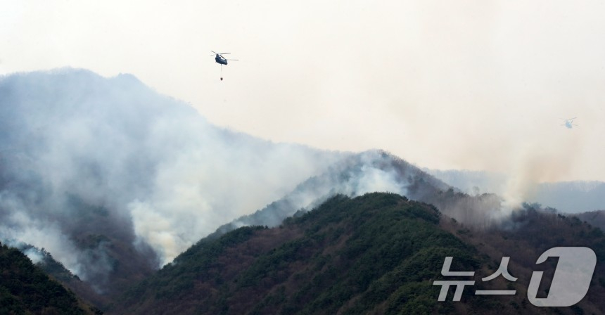 육군 헬기가 28일 경남 산청군 시천면 구곡산 일대에서 산불 진화 작업을 벌이고 있다. /사진=뉴스1 제공