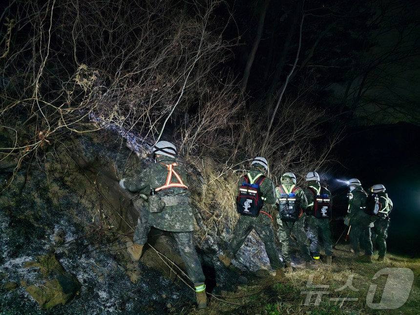 육군 39사단 장병들이 29일 새벽 경남 산청군 산불 현장에서 산불 진화 작업을 펼치고 있다. /사진=뉴스1 제공