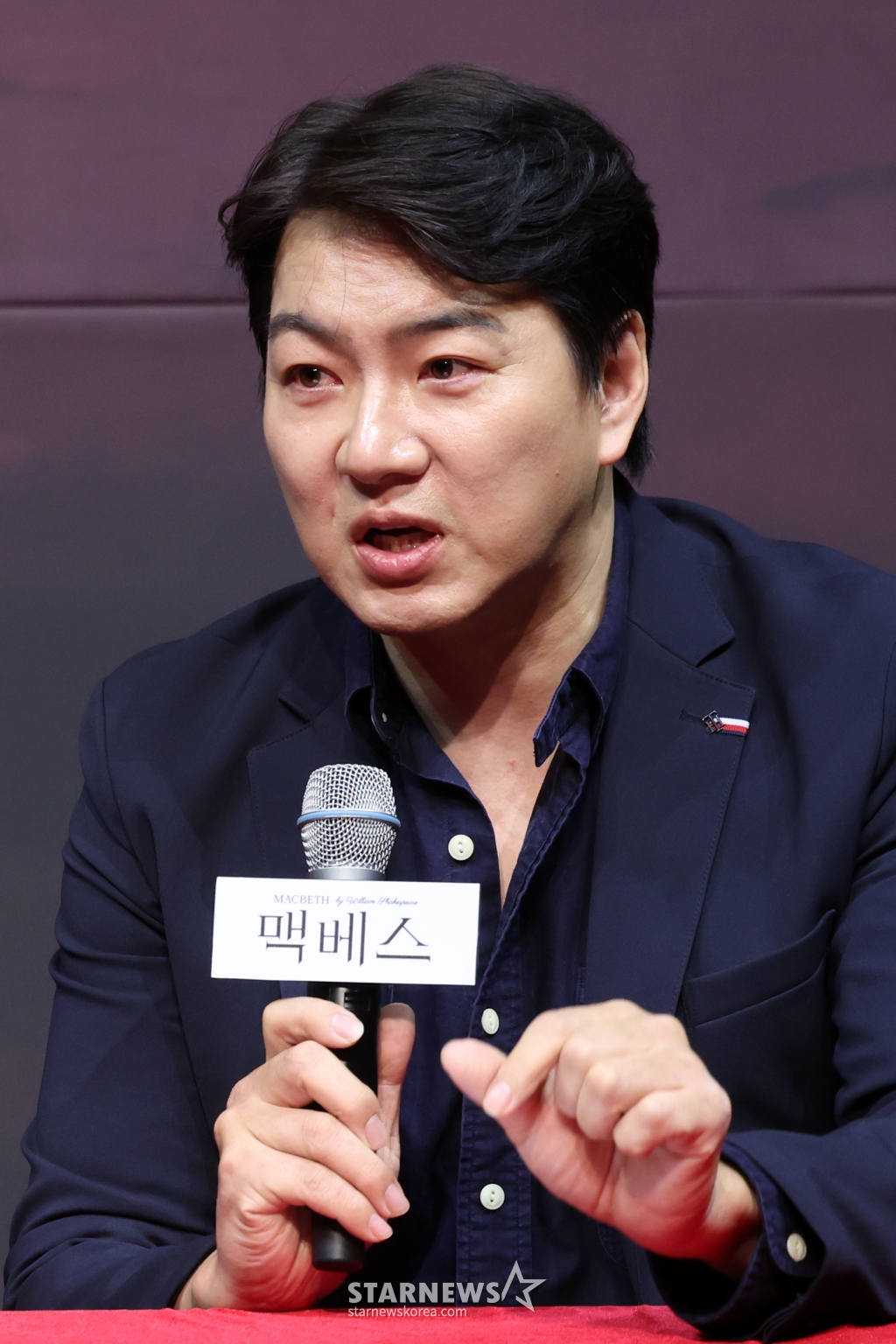 [서울=뉴시스] 박진희 기자 = 연극 '맥베스' 뱅코우 역의 배우 송일국이 10일 서울 중구 국립극장 하늘극장에서 제작발표회를 하고 있다. 2024.05.10. pak7130@newsis.com /사진=박진희