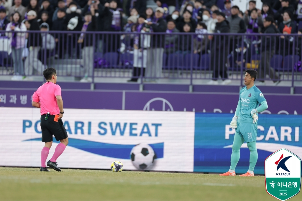 퇴장을 당하는 김다솔(오른쪽) 골키퍼. /사진=한국프로축구연맹 제공