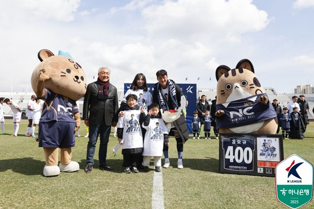 김오규의 400경기 출전 기념식. /사진=한국프로축구연맹 제공