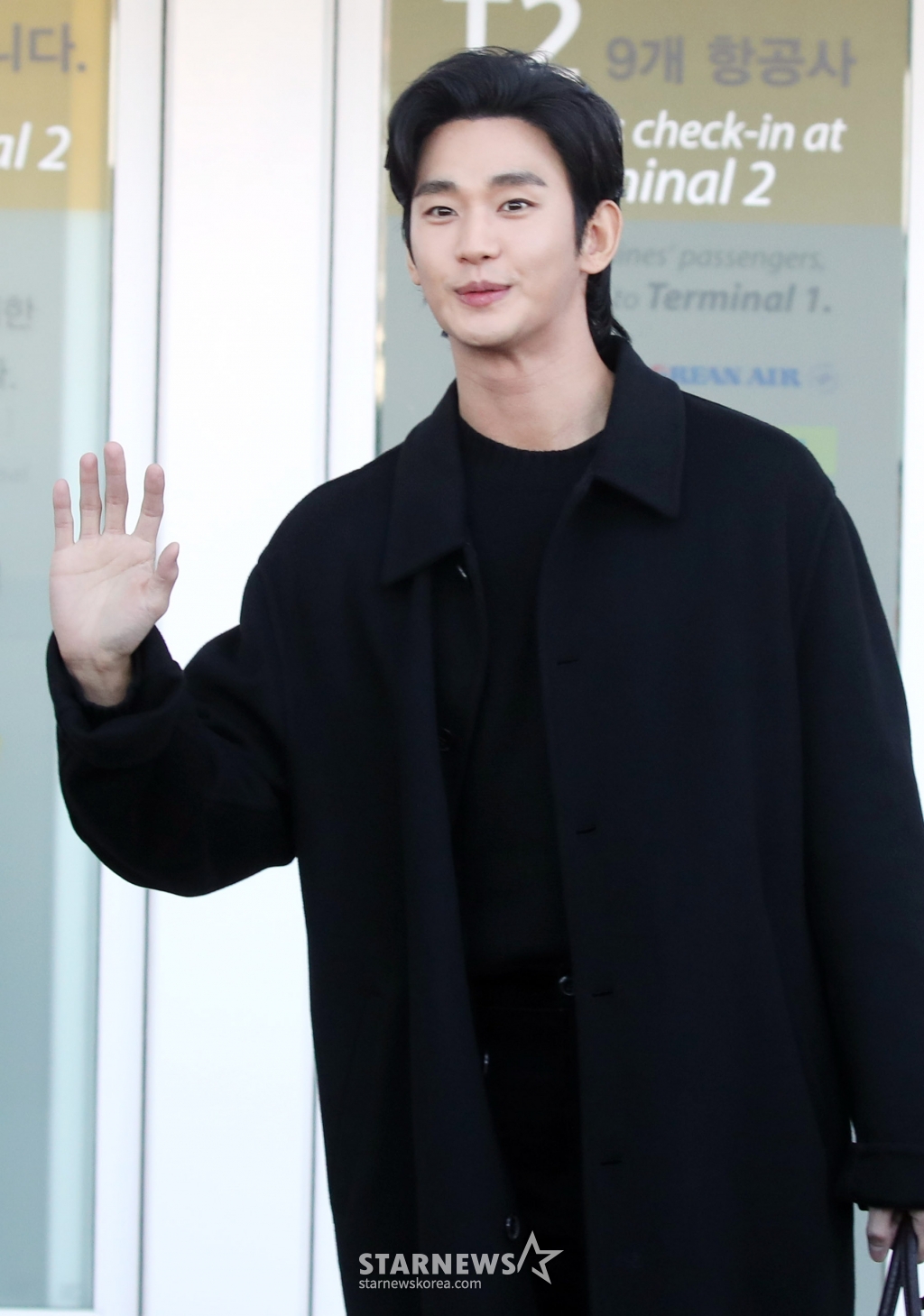 배우 김수현이 이탈리아 밀라노에서 진행되는 ‘PRADA FW25 UOMO FASHION SHOW’ 참석 차 17일 오전 인천국제공항을 통해 출국하고 있다. 2025.01.17 /사진=임성균 tjdrbs23@