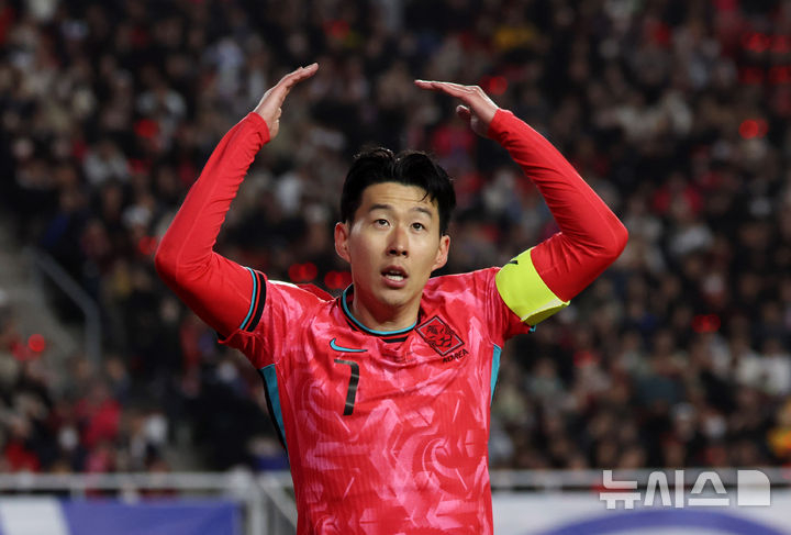 손흥민이 지난 25일 경기 수원시 수원월드컵경기장에서 열린 2026 국제축구연맹(FIFA) 북중미 월드컵 아시아 지역 3차 예선 B조 8차전 대한민국과 요르단의 경기에서 팬들을 북돋아주고 있다. /사진=뉴시스