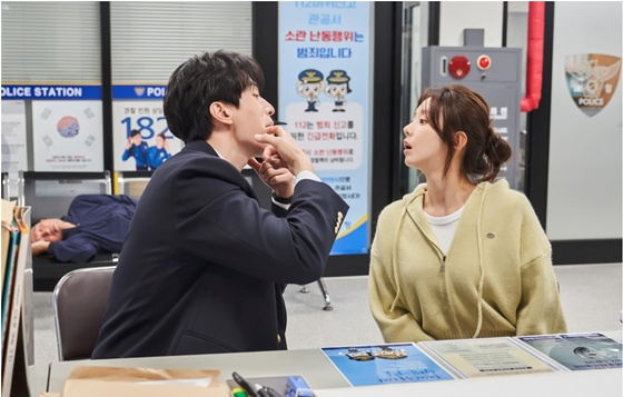 왼쪽부터 이동욱, 이주빈 /사진=tvN '이혼보험'