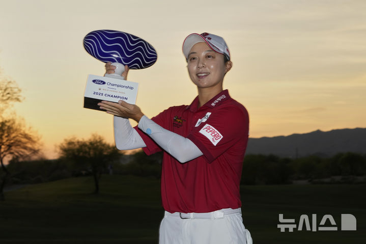김효주가 미 애리조나주 챈들러의 월윈드 골프클럽에서 열린 미국 여자프로골프(LPGA) 투어 포드 챔피언십 정상에 올라 트로피를 들고 포즈를 취하고 있다. /사진=뉴시스