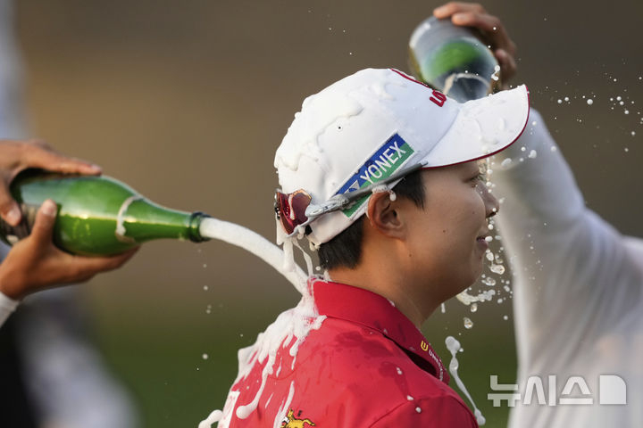 김효주가 미 애리조나주 챈들러의 월윈드 골프클럽에서 열린 미국 여자프로골프(LPGA) 투어 포드 챔피언십에서 연장 끝에 우승하며 샴페인 세례를 받고 있다 /사진=뉴시스