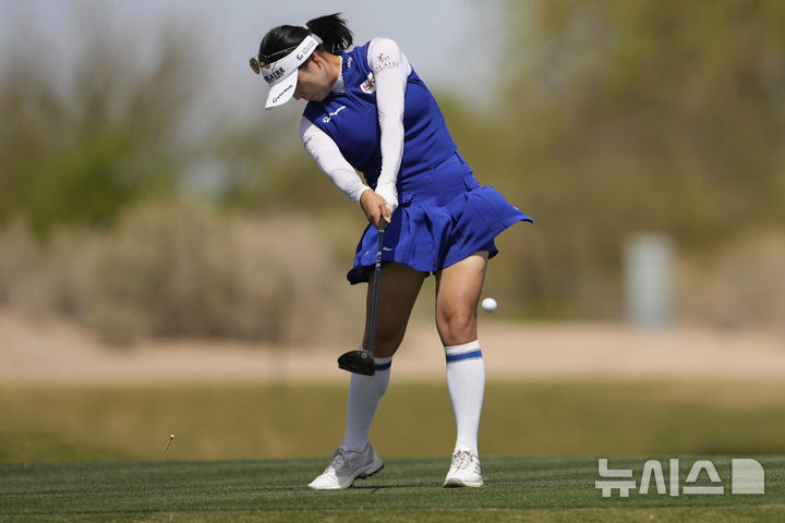 윤이나가 미국 여자프로골프(LPGA) 투어 포드 챔피언십 최종 라운드 4번 홀에서 티샷하고 있다. /사진=뉴시스