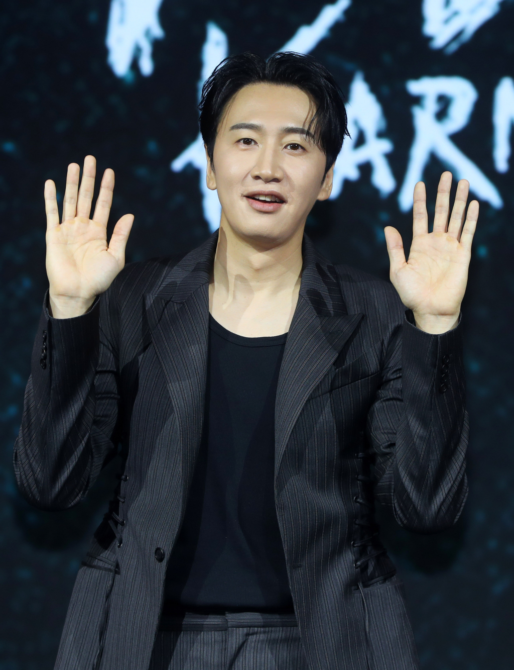 [서울=뉴시스] 김혜진 기자 = 배우 이광수가 31일 오전 서울 종로구 JW매리어트 동대문에서 열린 넷플릭스 시리즈 '악연' 제작발표회에서 포즈를 취하고 있다.  넷플릭스 시리즈 '악연'(연출·극본 이일형, 제작 카카오엔터테인먼트·영화사월광·바람픽쳐스)은 벗어나려 해도 빠져나올 수 없는 악연에 얽힌 6인의 이야기를 그린 범죄 스릴러다. 오는 4월 4일 공개. 2025.03.31. jini@newsis.com /사진=김혜진
