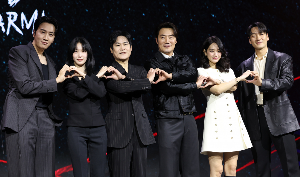 (서울=뉴스1) 권현진 기자 = 배우 이광수(왼쪽부터)와 공승연, 김성균, 이희준, 신민아, 박해수가 31일 서울 종로구 JW메리어트 동대문 스퀘어 서울에서 열린 넷플릭스 시리즈 '악연' 제작발표회에서 포즈를 취하고 있다. '악연'은 벗어나고 싶어도 빠져나올 수 없는 악연으로 얽히고설킨 6인의 이야기를 그린 범죄 스릴러이다. 2025.3.31/뉴스1 Copyright © 뉴스1. All rights reserved. 무단 전재 및 재배포, AI학습 이용 금지. /사진=(서울=뉴스1) 권현진 기자