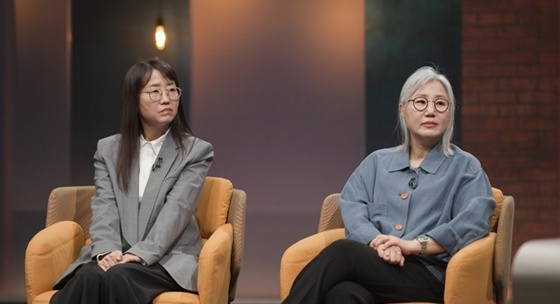 왼쪽부터 김은희, 김은숙 작가 /사진=MBC '손석희의 질문들'