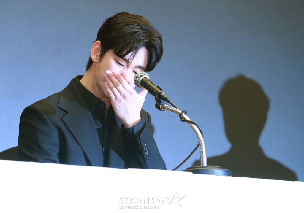 배우 김수현이 31일 오후 서울 마포구 상암동 스탠포드호텔에서 진행된 기자회견에서 최근 불거진 사생활 논란에 대해 밝히고 있다. /2025.03.31 /사진=이동훈 photoguy@