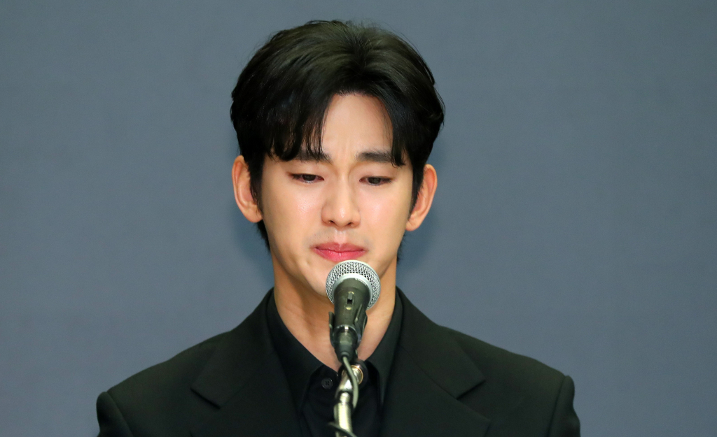 [서울=뉴시스] 김혜진 기자 = 배우 김수현이 31일 오후 서울 마포구 스탠포드호텔에서 기자회견을 열고 자신을 둘러싼 의혹에 대해 입장을 밝히고 있다. 2025.03.31. jini@newsis.com /사진=김혜진