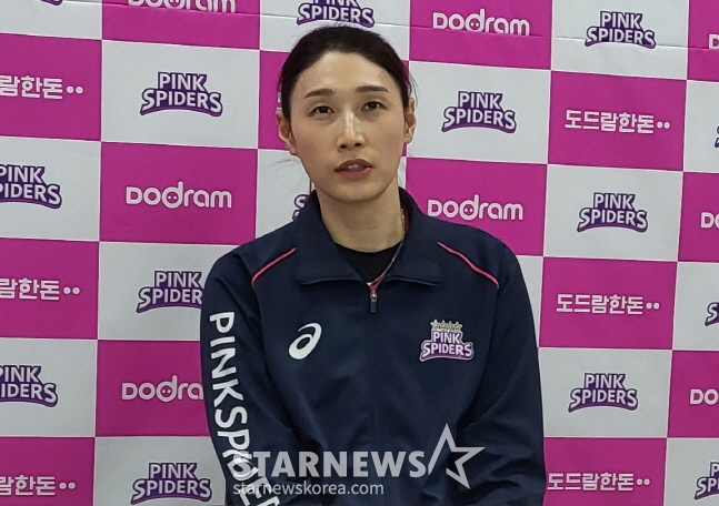 흥국생명 김연경이 31일 정관장과 챔프전 1차전 승리 후 수훈 선수 인터뷰를 하고 있다. /사진=안호근 기자